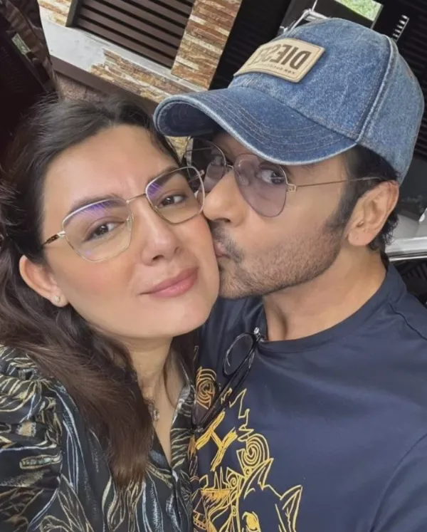 Faysal Quraishi New Adorable Picture with Wife Sana Faisal