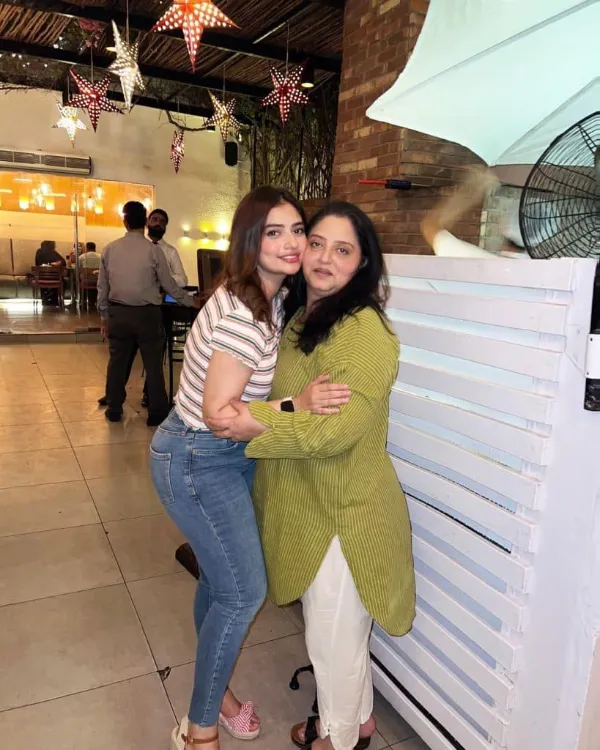 Faysal Quraishi first wife Rozina Qureshi with her daughter