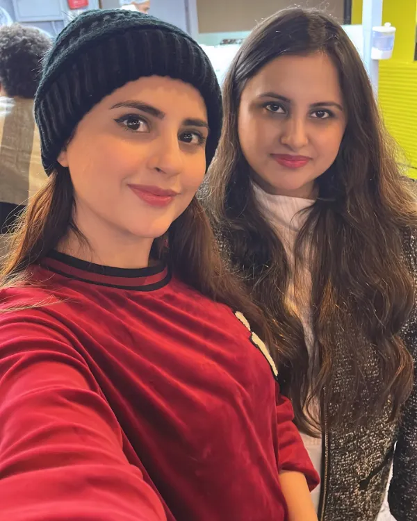 Fatima Effendi with her sister